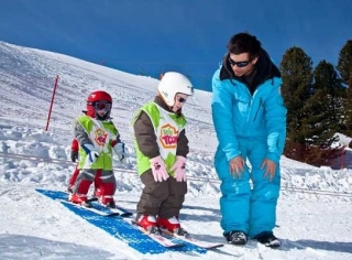  Serre Chevalier 的第一堂儿童滑雪课程 